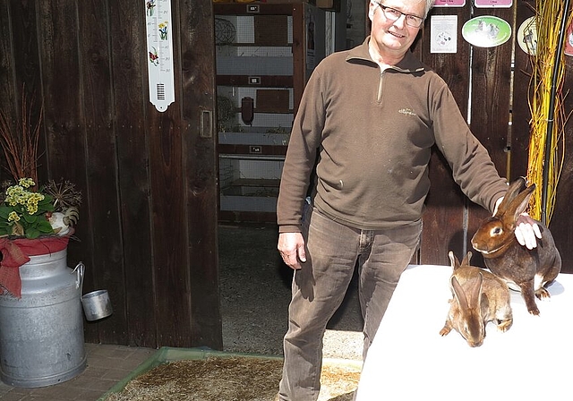 Walter Egloff schützt seinen gesunden Stall mit einer Schleuse aus Streu, das mit Desinfektionsmittel getränkt ist. Fotos: Mü
