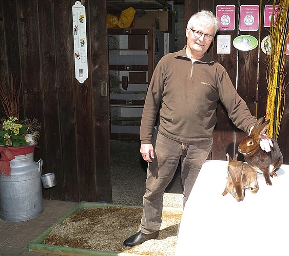 Walter Egloff schützt seinen gesunden Stall mit einer Schleuse aus Streu, das mit Desinfektionsmittel getränkt ist. Fotos: Mü
