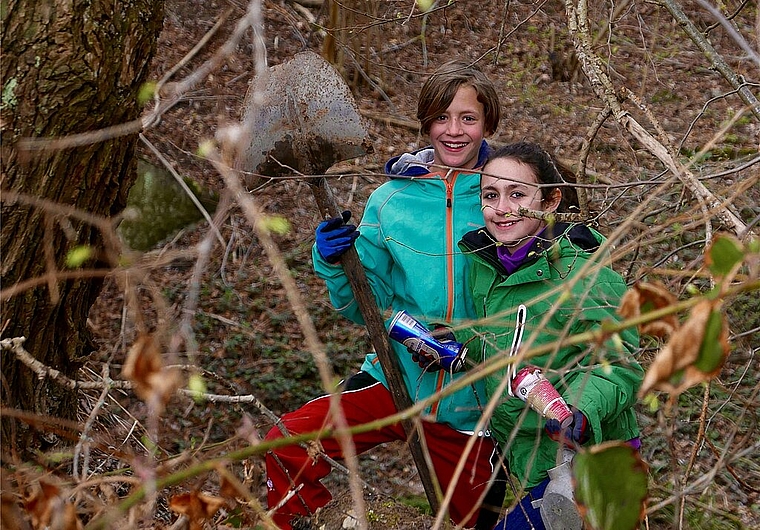 Eine Gartenschaufel, Dosen und viel Plastikmüll fanden Pascale Huggenberger (l.) und Isabelle Meier.Foto: Sabine Wehner