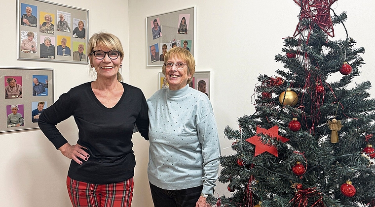 Vor dem Stammbaum der Bewohnenden: Lisa Huber (l.) und Hildi Mohn.Ursula Burgherr