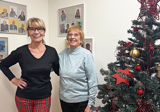 Vor dem Stammbaum der Bewohnenden: Lisa Huber (l.) und Hildi Mohn.Ursula Burgherr