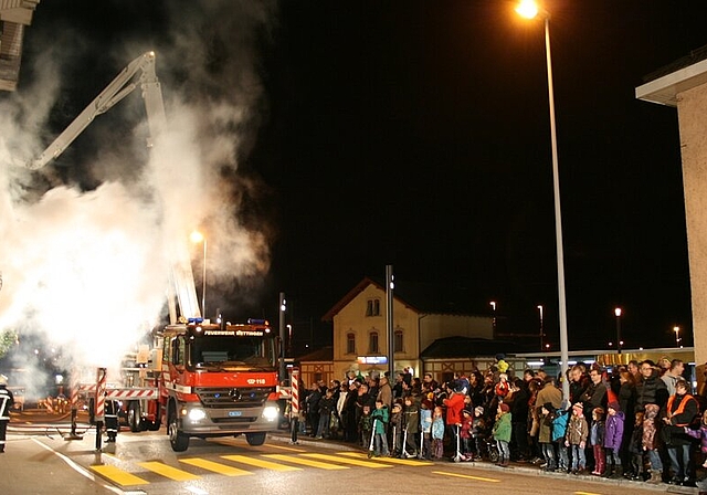 Eine grosse Zuschauermenge verfolgte am Freitagabend die Hauptübung der Feuerwehr Wettingen. Fotos: ska