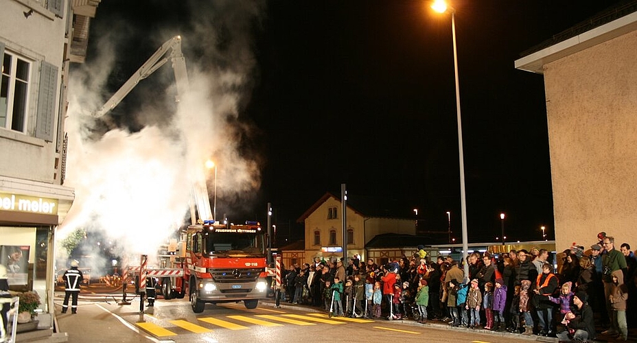 Eine grosse Zuschauermenge verfolgte am Freitagabend die Hauptübung der Feuerwehr Wettingen. Fotos: ska Eine grosse Zuschauermenge verfolgte am Freitagabend die Hauptübung der Feuerwehr Wettingen. Fotos: ska