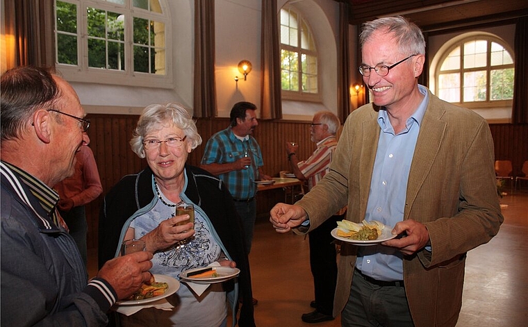 Martin Klöti im Gespräch mit Familie Benz im Peterskeller. Fotos: bär
