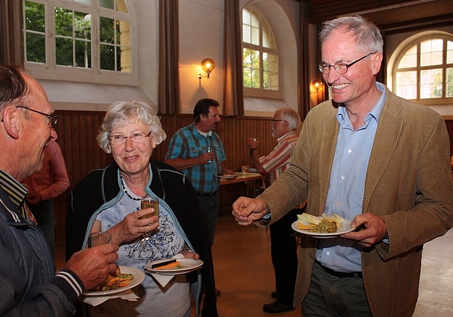 Martin Klöti im Gespräch mit Familie Benz im Peterskeller. Fotos: bär