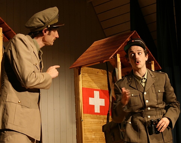 Wenn es die einen gelassen nehmen, die anderen hingegen übergenau arbeiten, sind Konflikte vorprogrammiert.Es braucht eine gehörige Portion Hochprozentiges, bevor sich der Schweizer Ueli Schäfer (r., Federico Dimitri) und der Italiener Mario Mericucci (Fabrizio Pestilli) verständigen können – vielleicht gerade weil ihnen die Artikulationsfähigkeit abhanden kommt. Fotos: ska