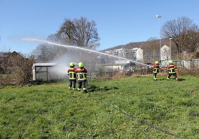 Auf der Zirkuswiese in Wettingen lernen die Feuerwehrneulinge den Einsatz von Wasserschläuchen. Rahel Bühler
