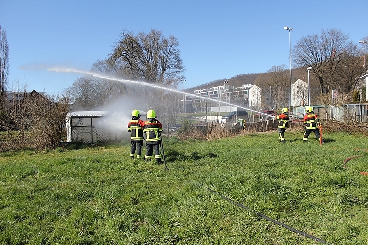 Auf der Zirkuswiese in Wettingen lernen die Feuerwehrneulinge den Einsatz von Wasserschläuchen. Rahel Bühler
