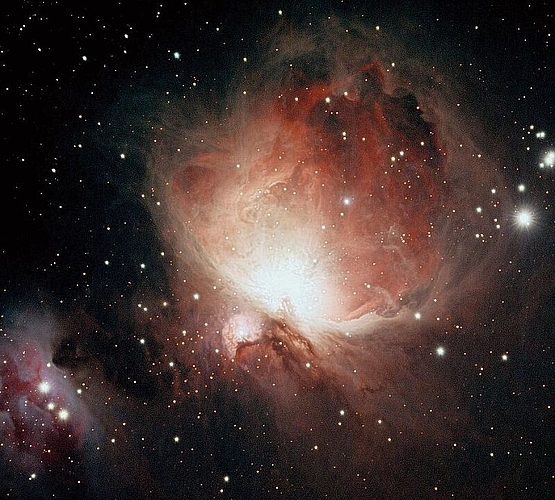 Durch die ionisierende Strahlung der Sterne leuchtet der Orionnebel.  ls