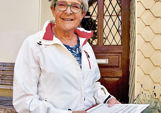 Margrit Wahrstätter sammelte im Chlosterbrühl Unterschriften.  Ian  Stewart