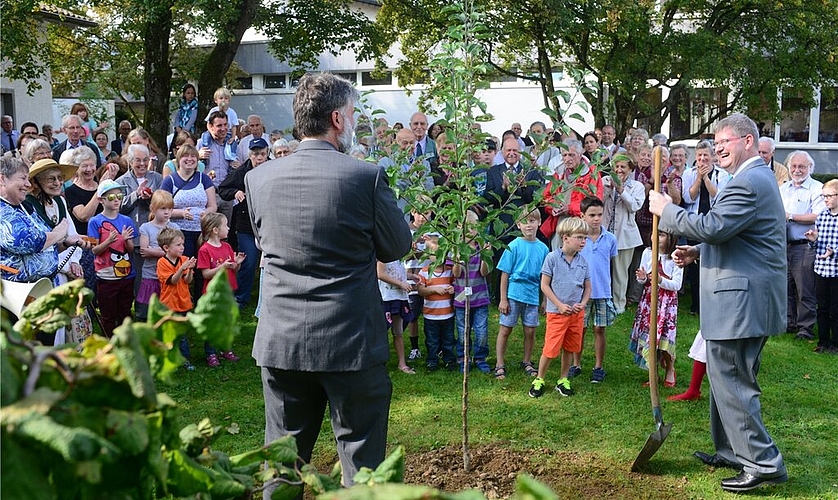 OK-Präsident und der Kirchenpflegepräsident beim Pflanzen des Apfelbaums.Fotos: bär/zVgDie Ausstellung, vor der die beiden Sigristen Hansruedi Roth (r.) und Thomas Bächli mit Pfarrerin Miriam Anne Liedtke posieren, ist bis November geöffnet.Volle Kirche am Andrew-Bond-Konzert.Die Mädchentanzgruppe «roundabout» unterhielt die Gäste mit einigen Tänzen.Andrew Bond (r.) und Kirchenpflege-Präsident Roger Vogler.