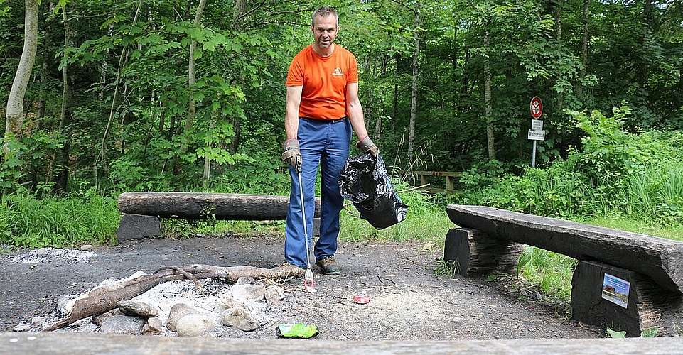 Forstwart Marcel Wegmann vom Forstrevier Heitersberg sammelt am Montagmorgen den Abfall im Wald ein. Melanie Bär

