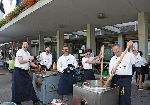 Es wird gross angerührt Die «Chuchimanne» mit Frau, bereiten das Risotto zu.