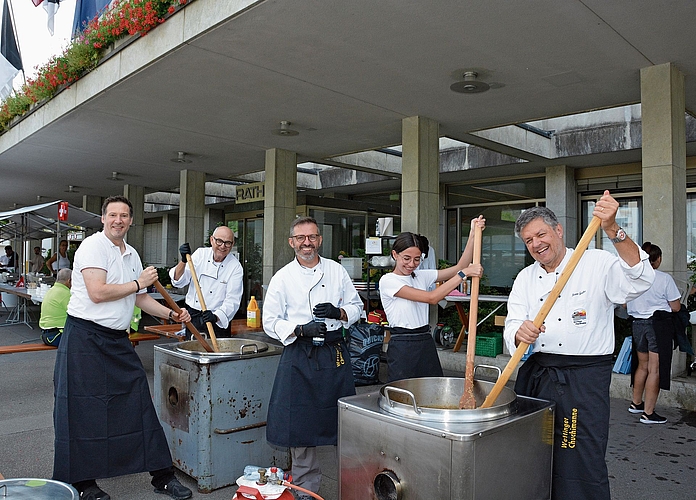 Es wird gross angerührt Die «Chuchimanne» mit Frau, bereiten das Risotto zu.