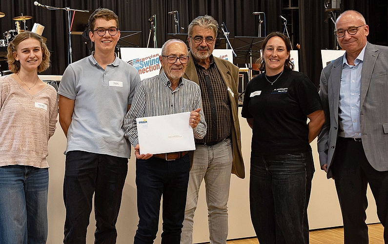 Kreuzworträtselgewinner Hardy Mathys (3. von links) neben zwei Lernenden, Philippe Rey, Nina Crameri und Markus Haas. Kreuzworträtselgewinner Hardy Mathys (3. von links) neben zwei Lernenden, Philippe Rey, Nina Crameri und Markus Haas.