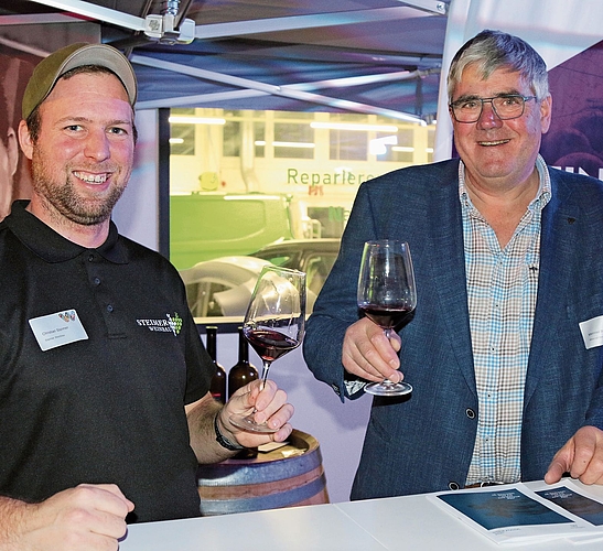 Winzer Christian Steimer und Meinrad Steimer schenken Wein aus. 