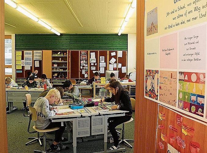 Die Schüler beim Malen der Adventskalenderkarten im November. 