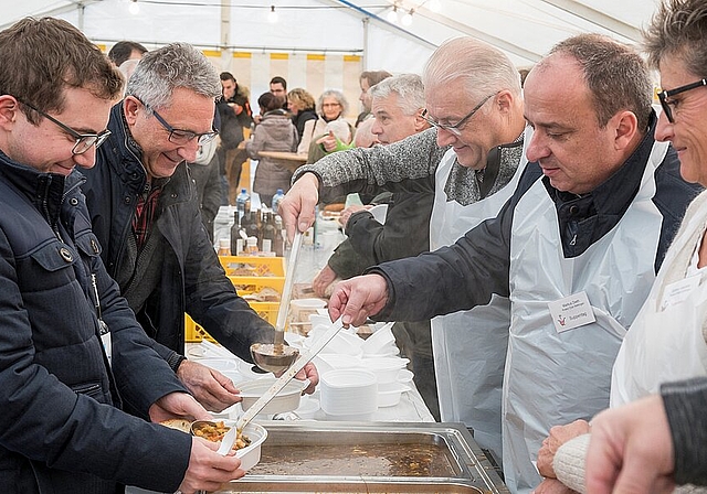 Am Suppentag <em>haben auch Roland Kuster und Markus Dieth ausgeschöpft. (Alex Spichale)</em>
