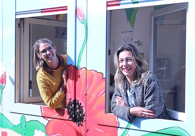 Tanja Küpfer (l.) und Ilona Györfy (r.) im Container auf dem Rebhaldenspielplatz. Er dient als Standort des «Familypunkts». rb