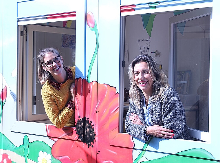 Tanja Küpfer (l.) und Ilona Györfy (r.) im Container auf dem Rebhaldenspielplatz. Er dient als Standort des «Familypunkts». rb