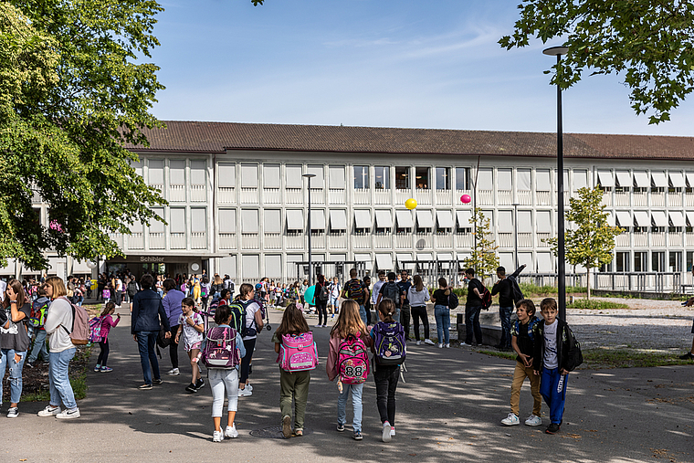Die Schule in Neuenhof. (Bild: Archiv/Valentin Hehli)
