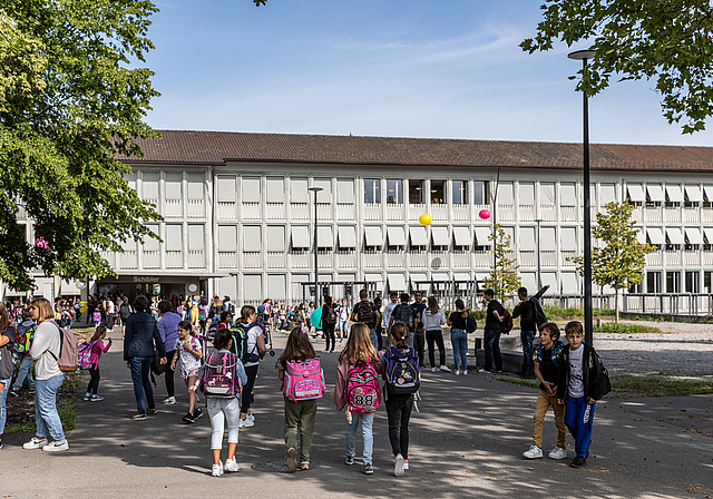 Die Schule in Neuenhof. (Bild: Archiv/Valentin Hehli)