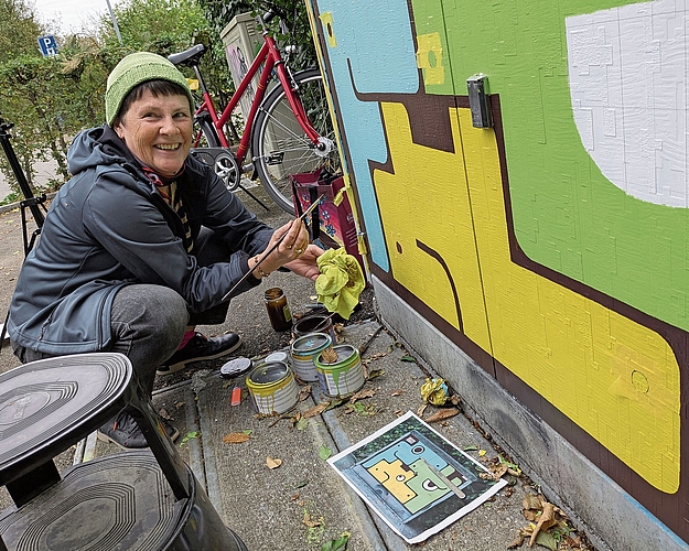 Dominique Girod bemalt den Kasten in kräftigen Farben.Bild: Marlene Kalt Dominique Girod bemalt den Kasten in kräftigen Farben.Bild: Marlene Kalt