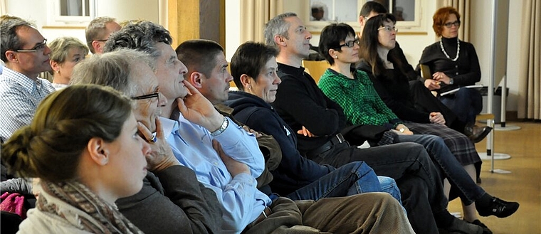 Interessierte Eltern an der Informationsveranstaltung zum Thema Geld und Schulden. Foto: zVg
