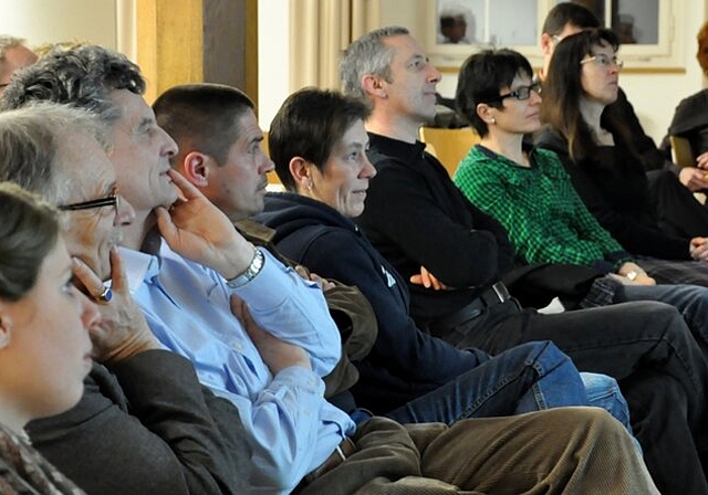 Interessierte Eltern an der Informationsveranstaltung zum Thema Geld und Schulden. Foto: zVg