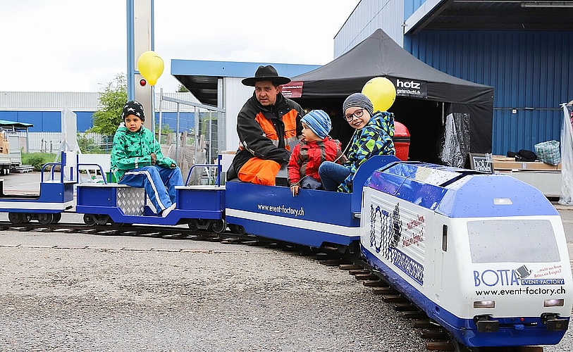 Der kleine blaue Zug <em>war eine der Hauptattraktionen für die Kinder.</em><em>Gaby Kost</em>
