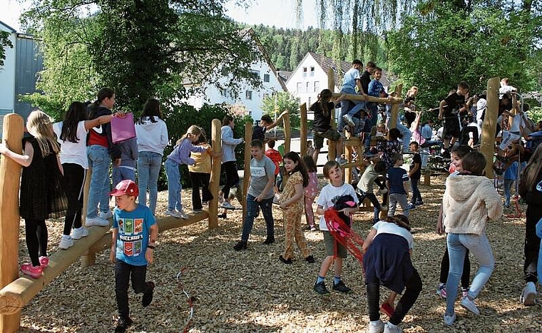 Die Kinder stürmen den neuen Spielplatz beim Spreitenbacher Schulhaus Boostock.zVg