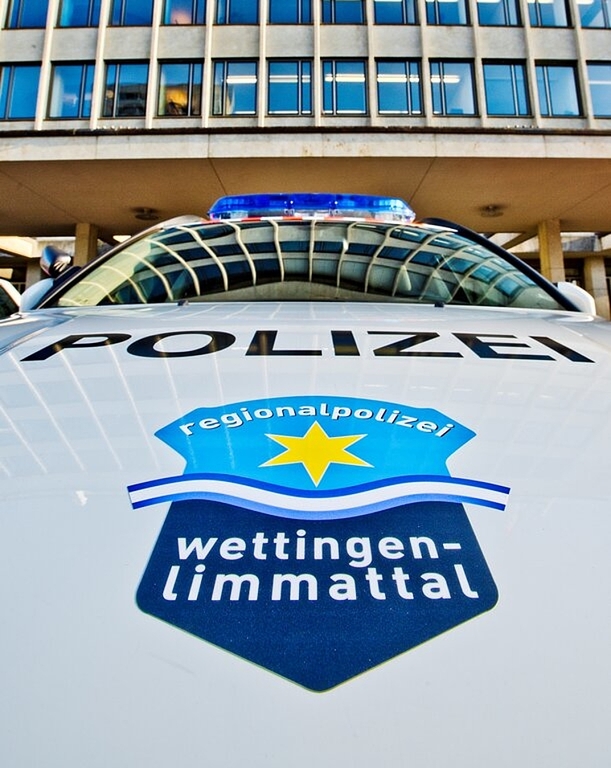 Regionalpolizei Wettingen-Limmattal kommt an die Landstrasse 89.Foto: ef