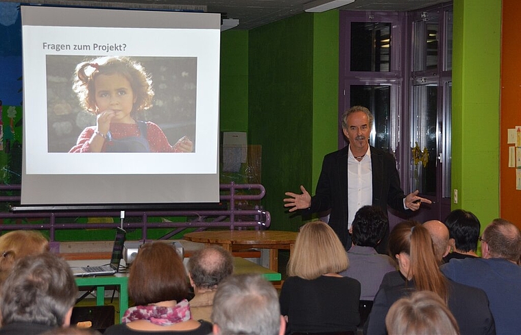 Projektleiter Daniel Zehnder beantwortete Fragen zum Umbau bzw. Neubau des Schulhauses Hasel. Foto: ms