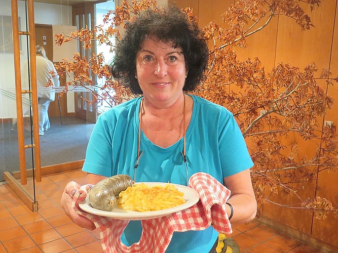 Serviert <em>Wurst und Rösti: Maria Zürcher.</em>
