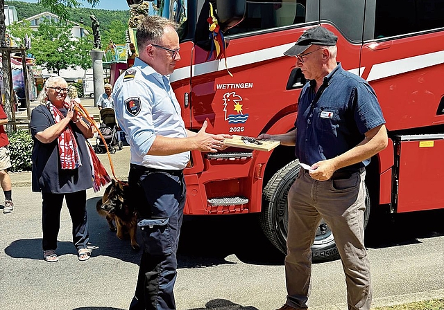 Kommandant Oliver Gross (l.) erhält den Schlüssel von Ammann Markus Haas.