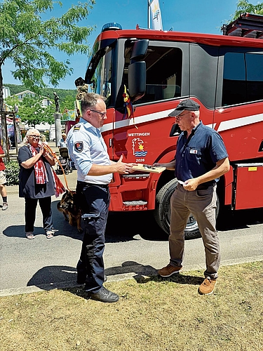 Kommandant Oliver Gross (l.) erhält den Schlüssel von Ammann Markus Haas. Kommandant Oliver Gross (l.) erhält den Schlüssel von Ammann Markus Haas.