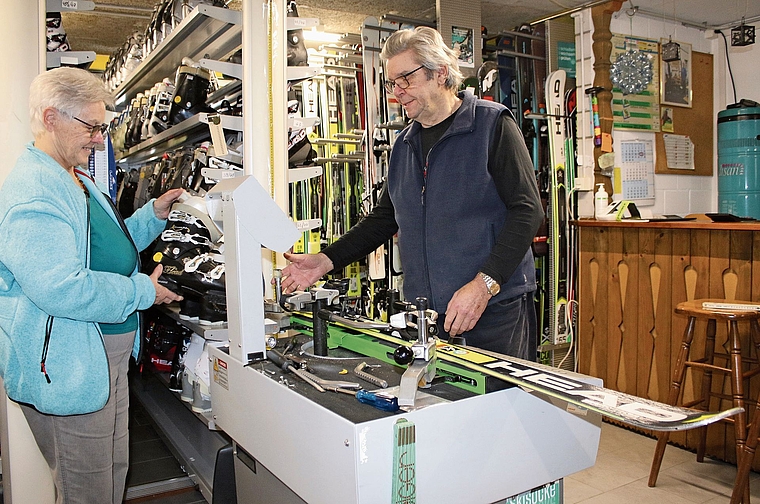 Vreni und Osi Schaub in ihrer Garage, wo sie      Skis schleifen, wachsen, prüfen und auch neue verkaufen.  Melanie Bär
