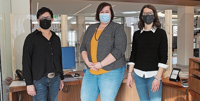 Für die Verwaltung ist der Aufwand gleich gross. Egal, ob die Anliegen der Bevölkerung digital oder analog eintreffen. Im Bild ein Teil des Teams des Gemeindebüros: Silvia Gisin, Sandra Thut, Mirjam Moor (v.l.).Rahel Bühler