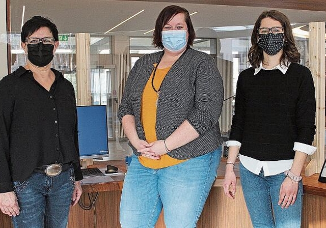 Für die Verwaltung ist der Aufwand gleich gross. Egal, ob die Anliegen der Bevölkerung digital oder analog eintreffen. Im Bild ein Teil des Teams des Gemeindebüros: Silvia Gisin, Sandra Thut, Mirjam Moor (v.l.).Rahel Bühler