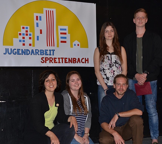 Vor dem neuen Logo: Alessia Della Torre, Praktikantin Michaela Ott, Claudio Lucchi (vorne v.l.), Zweitplatzierte Jeta Popaj und Gewinner Lukas Blazevic (hinten v.l.).
