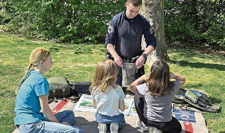 Ein Polizist gibt Einblick in die Arbeit der Regionalpolizei. zVg