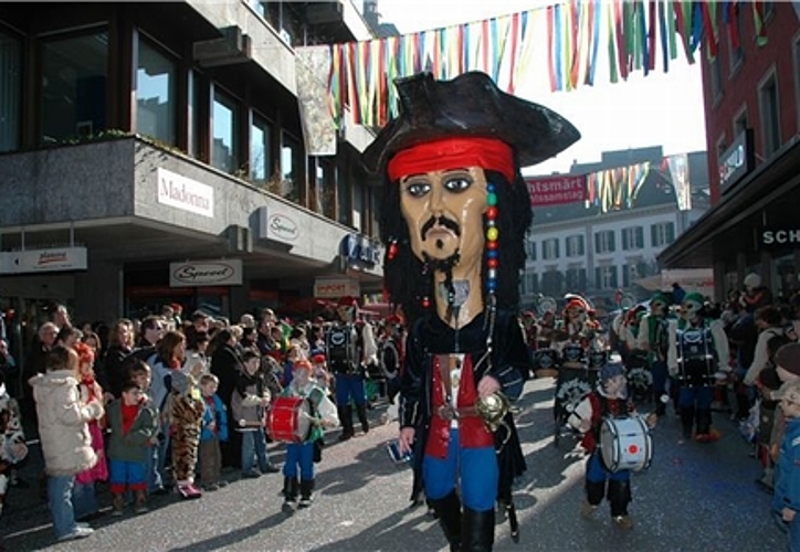 Die «Bräusi-Vögel» sind bekannt für den grossen Grind ihres Guggenmajors, hier aus dem Jahr 2007 zum Motto «Pirates of the Caribbean».
