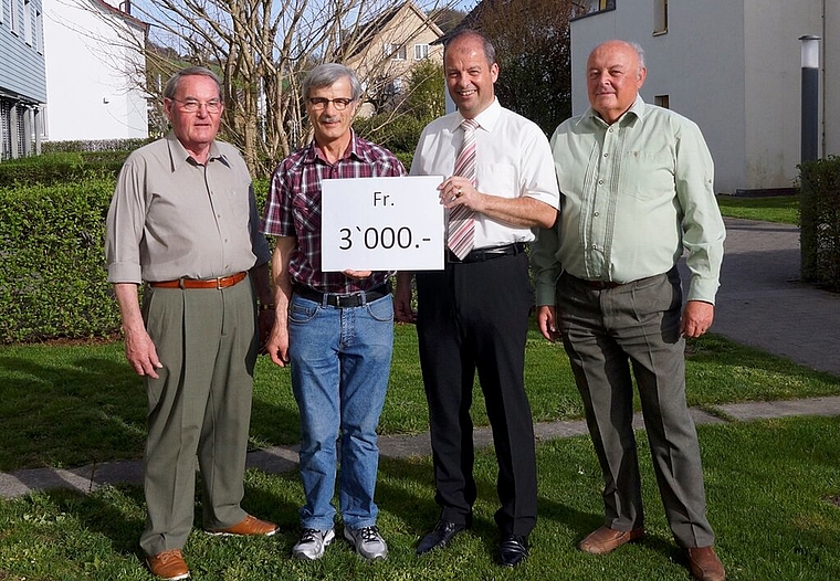 Übergabe: Mitglieder der Katholischen Arbeitnehmerinnen- und Arbeitnehmerbewegung übergeben arwo-Geschäftsleiter Roland Meier einen Cheque. Foto: zVg 