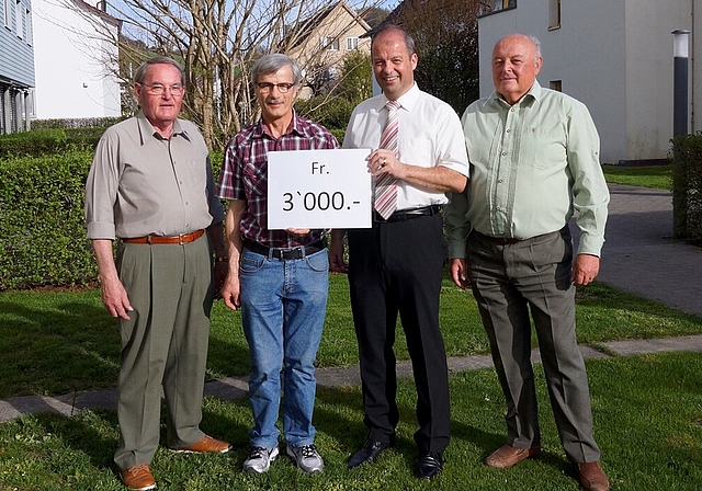 Übergabe: Mitglieder der Katholischen Arbeitnehmerinnen- und Arbeitnehmerbewegung übergeben arwo-Geschäftsleiter Roland Meier einen Cheque. Foto: zVg 