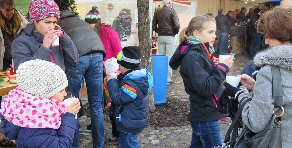Und auch Glühwein hielt die kleinen und grossen Besucher warm.
