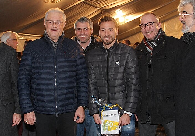 Mit von der Partie am Neujahrsapéro am Zentrumsplatz: Markus Maibach, Roland Kuster, Sandro Sozzi, Beach-soccer Noel Ott, Markus Haas und Philippe Rey (v.l.) Carolin Frei
