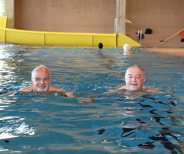 Alt Gemeinderat Felix Feiner (l.) <em>und Gemeindeammann Roland Kuster am Montagmittag bei ihrem letzten «Schwumm» im mittlerweile geschlossenen Hallenbad. Melanie Bär</em>
