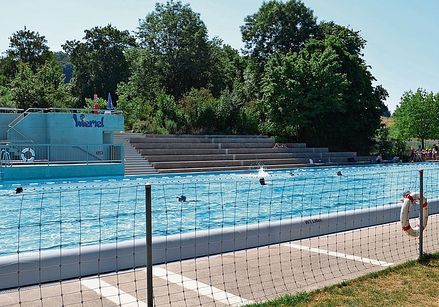 Abkühlung: In der Badi Wiemel Würenlos sind die   Besucherzahlen in die Höhe geklettert. ihk
