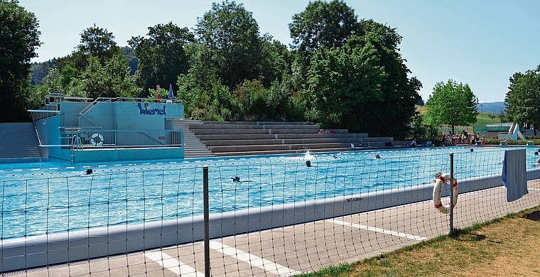 Abkühlung: In der Badi Wiemel Würenlos sind die Besucherzahlen in die Höhe geklettert. ihk