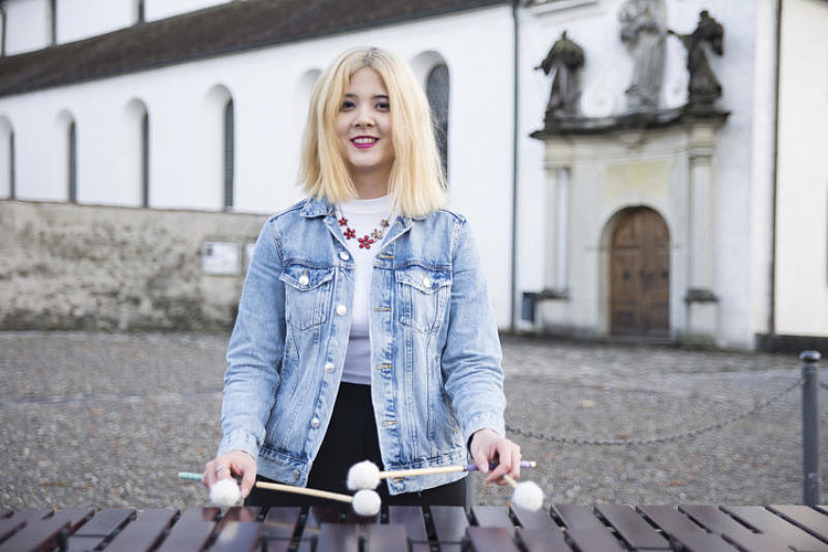Isabelle Süess (19) übt regelmässig die Marimba an der Kantonsschule Wettingen. (Barbara Scherer)
